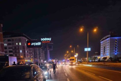 yolun-karsisina-gecmeye-calisan-2-kadina-otomobil-carpti-1-olu-1-agir-yarali