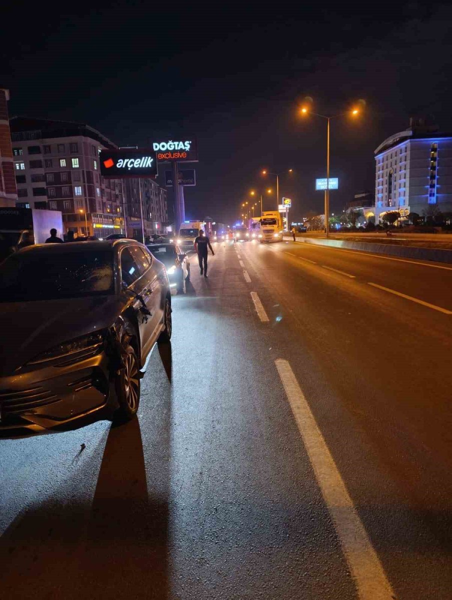 yolun-karsisina-gecmeye-calisan-2-kadina-otomobil-carpti-1-olu-1-agir-yarali