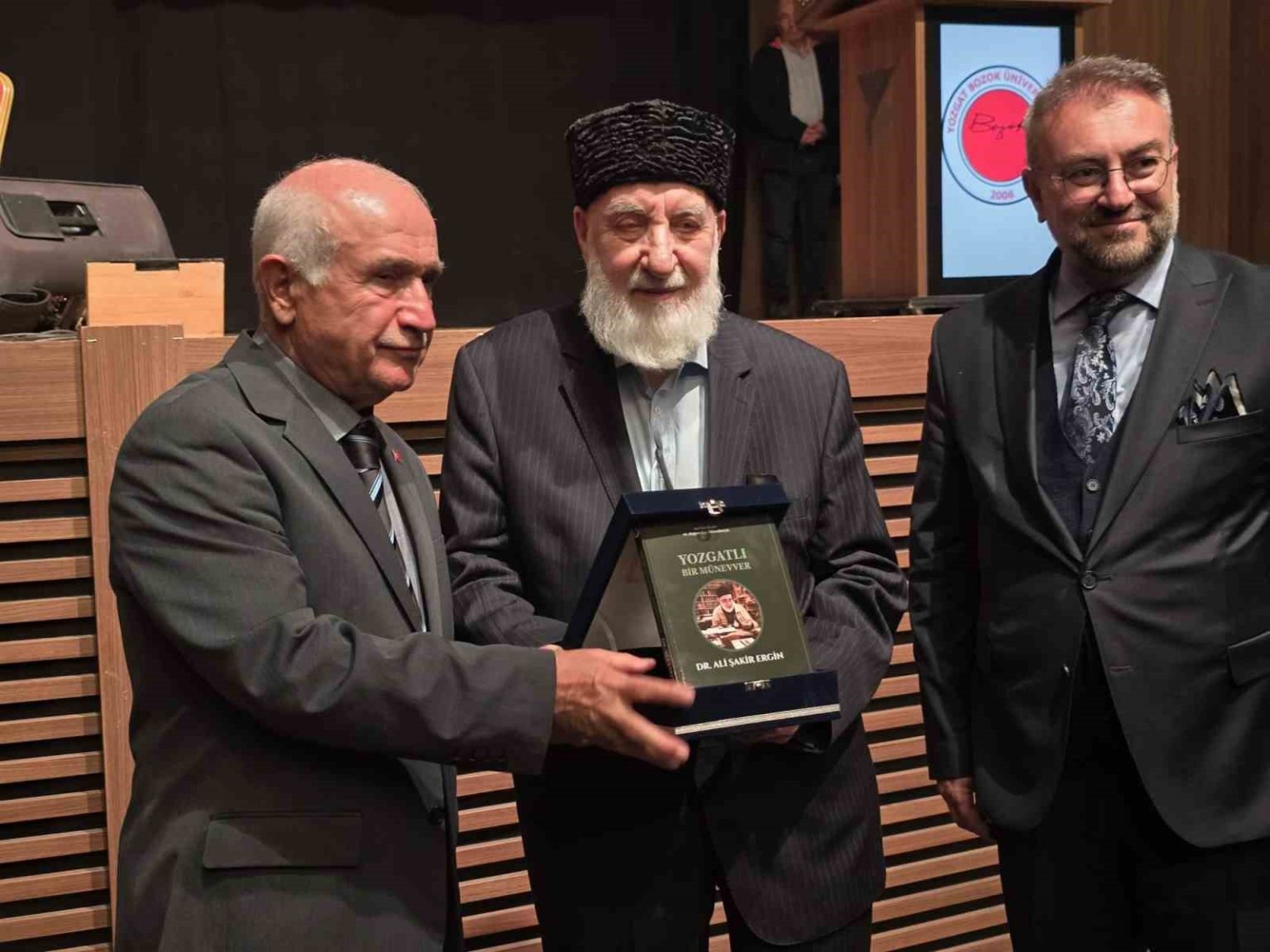 yozgatli-dr-ali-sakir-ergine-dogumunun-88nci-yilinda-adina-yazilan-kitap-hediye-edildi