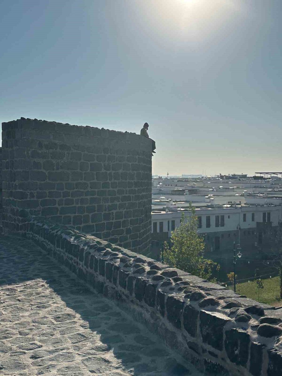 zabita-ekipleri-intihar-girisiminde-bulunan-kadini-ikna-etti