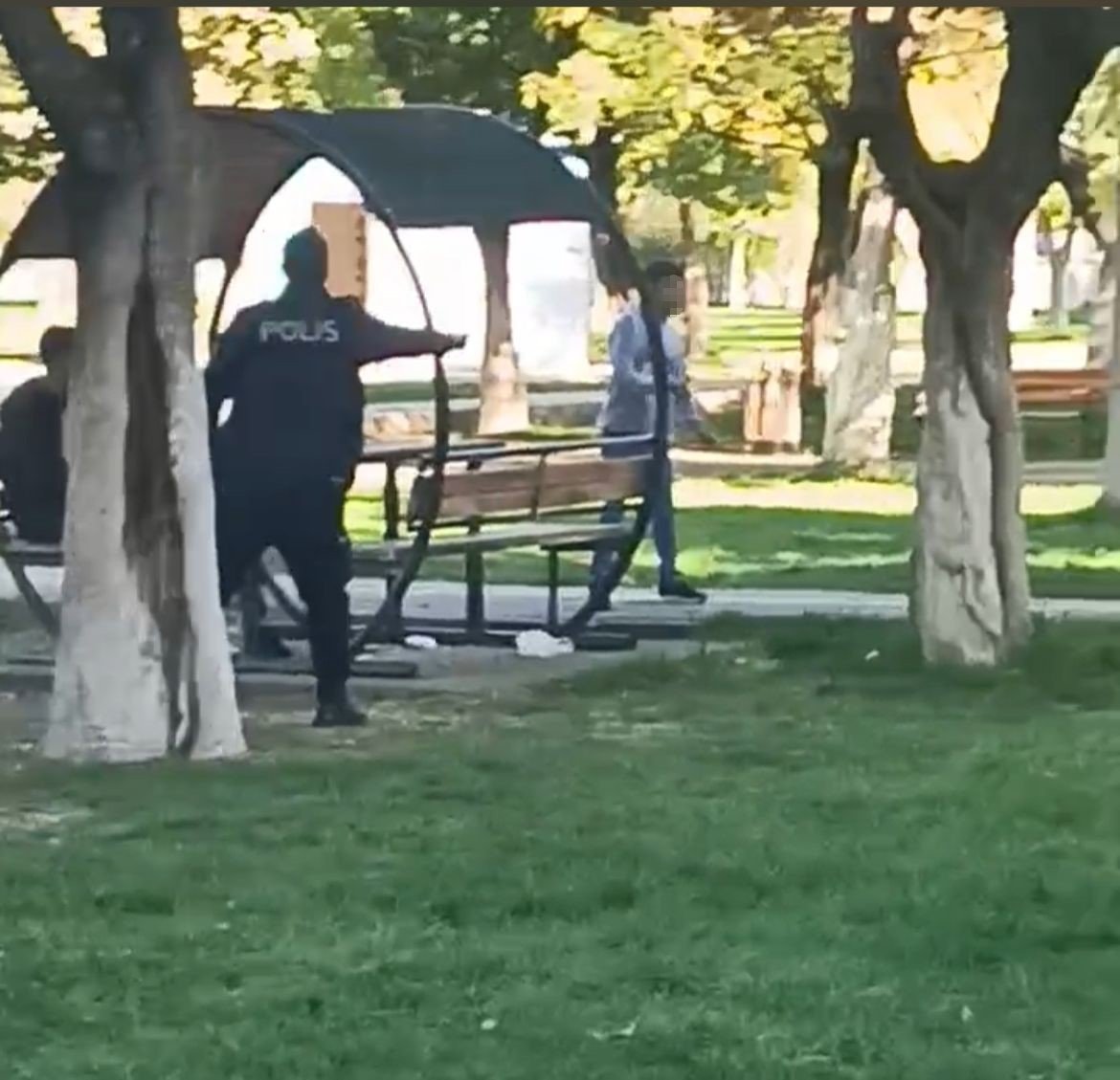 zihinsel-engelli-genc-bicakla-vatandaslara-saldirdi