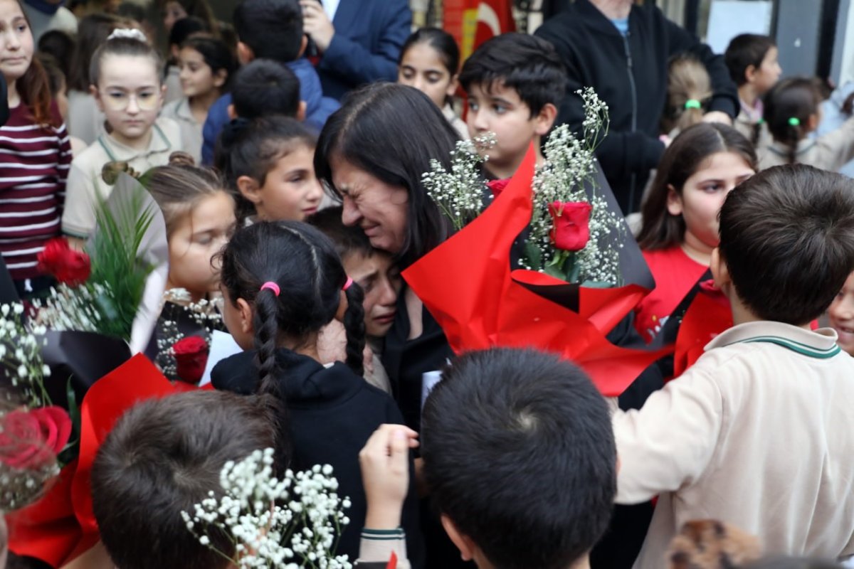 39-yillik-egitimciye-unutulmaz-veda-gozyaslariyla-ugurlandi