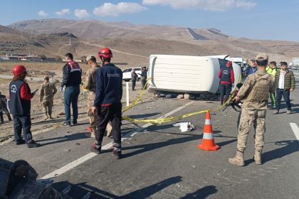 agrida-otomobil-minibusle-carpisti-1-olu-2-agir-yarali