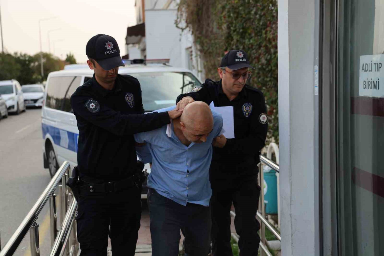 akrabasini-av-tufegiyle-vurup-darbeden-supheli-tutuklandi