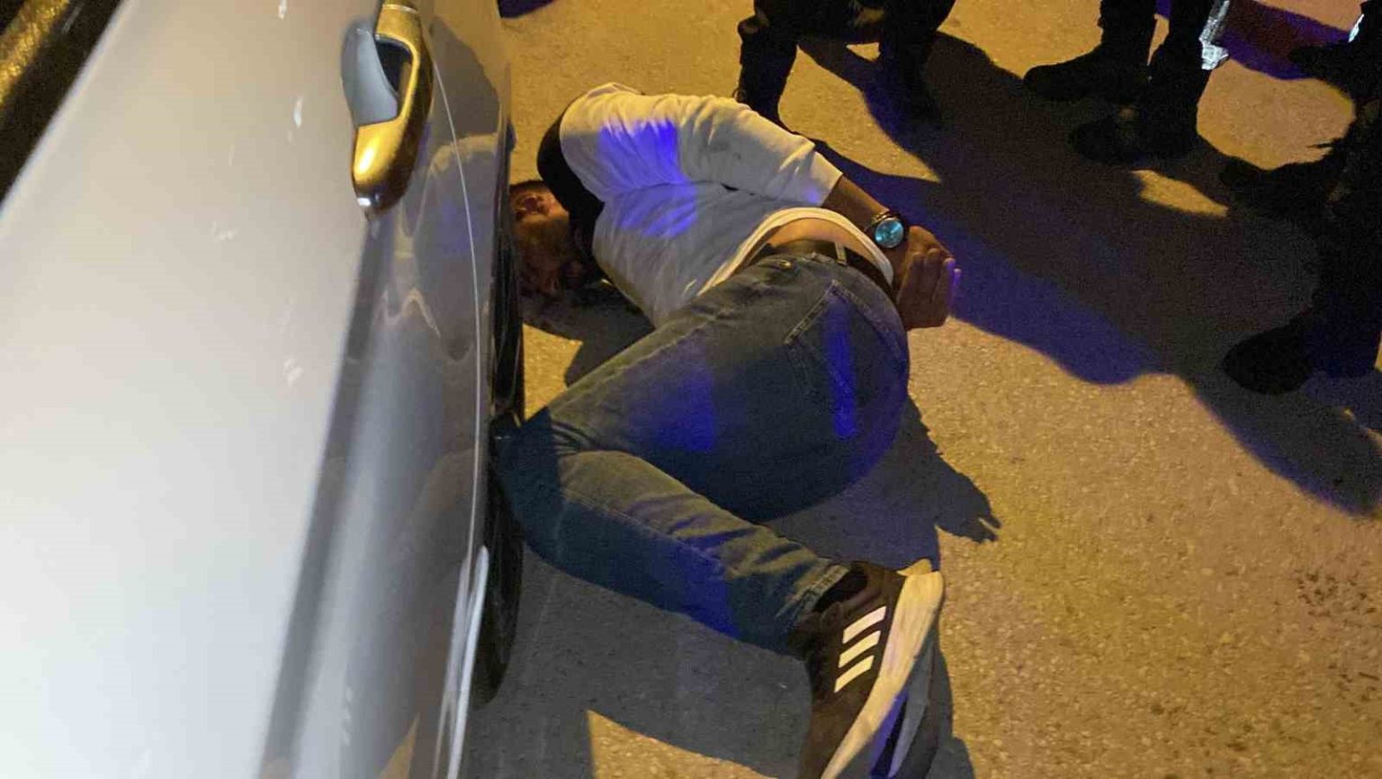 aksarayda-bekciler-ile-supheli-arasindaki-kovalamaca-kamerada