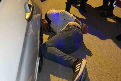 aksarayda-bekciler-ile-supheli-arasindaki-kovalamaca-kamerada