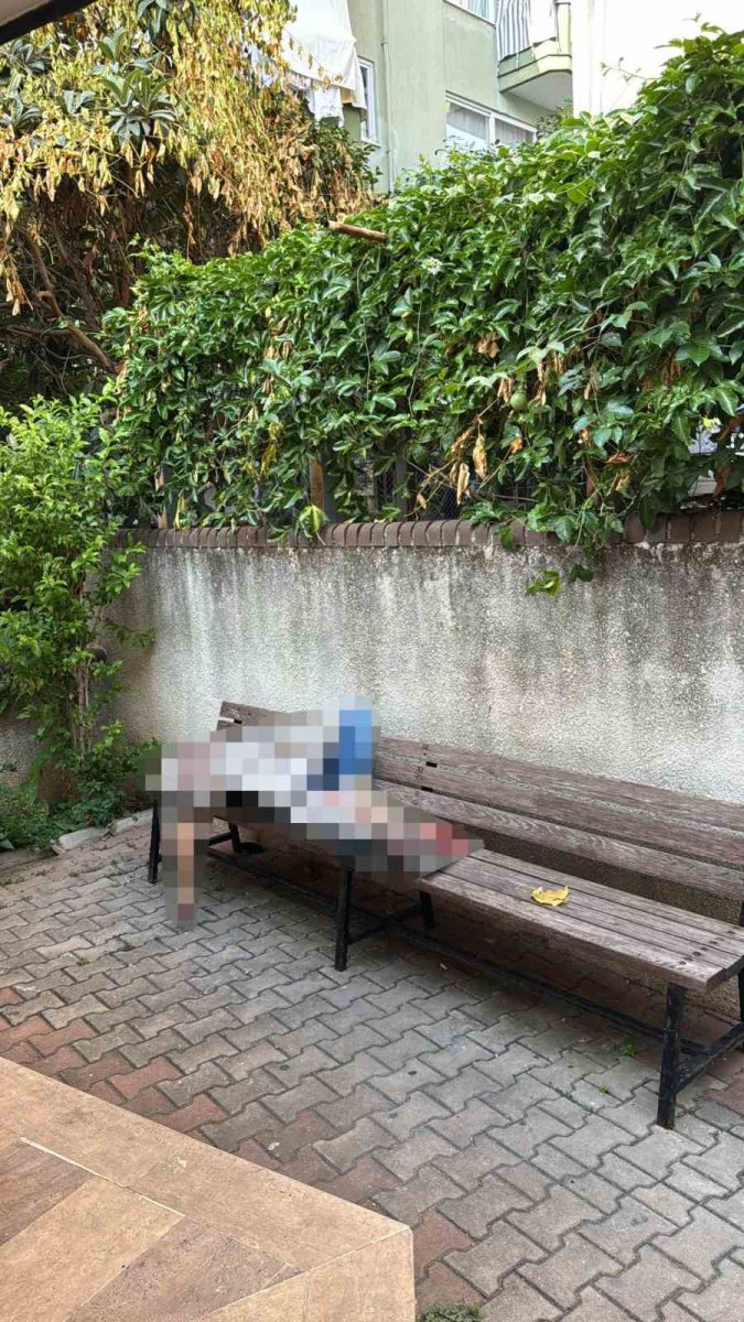 alanyada-cami-avlusundaki-bankta-bir-kisi-olu-bulundu