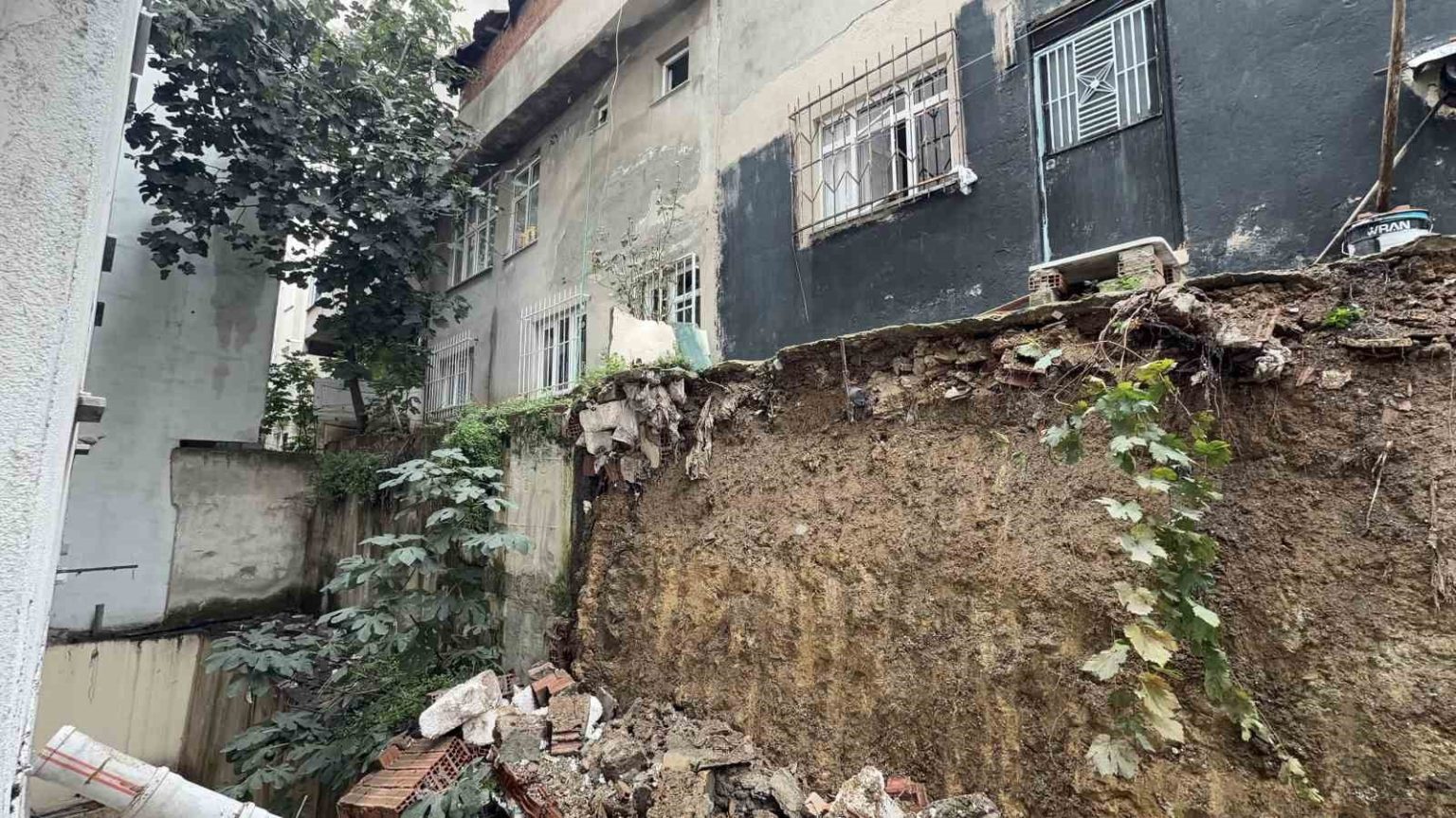 arnavutkoyde-iki-bina-arasindaki-istinat-duvar-coktu