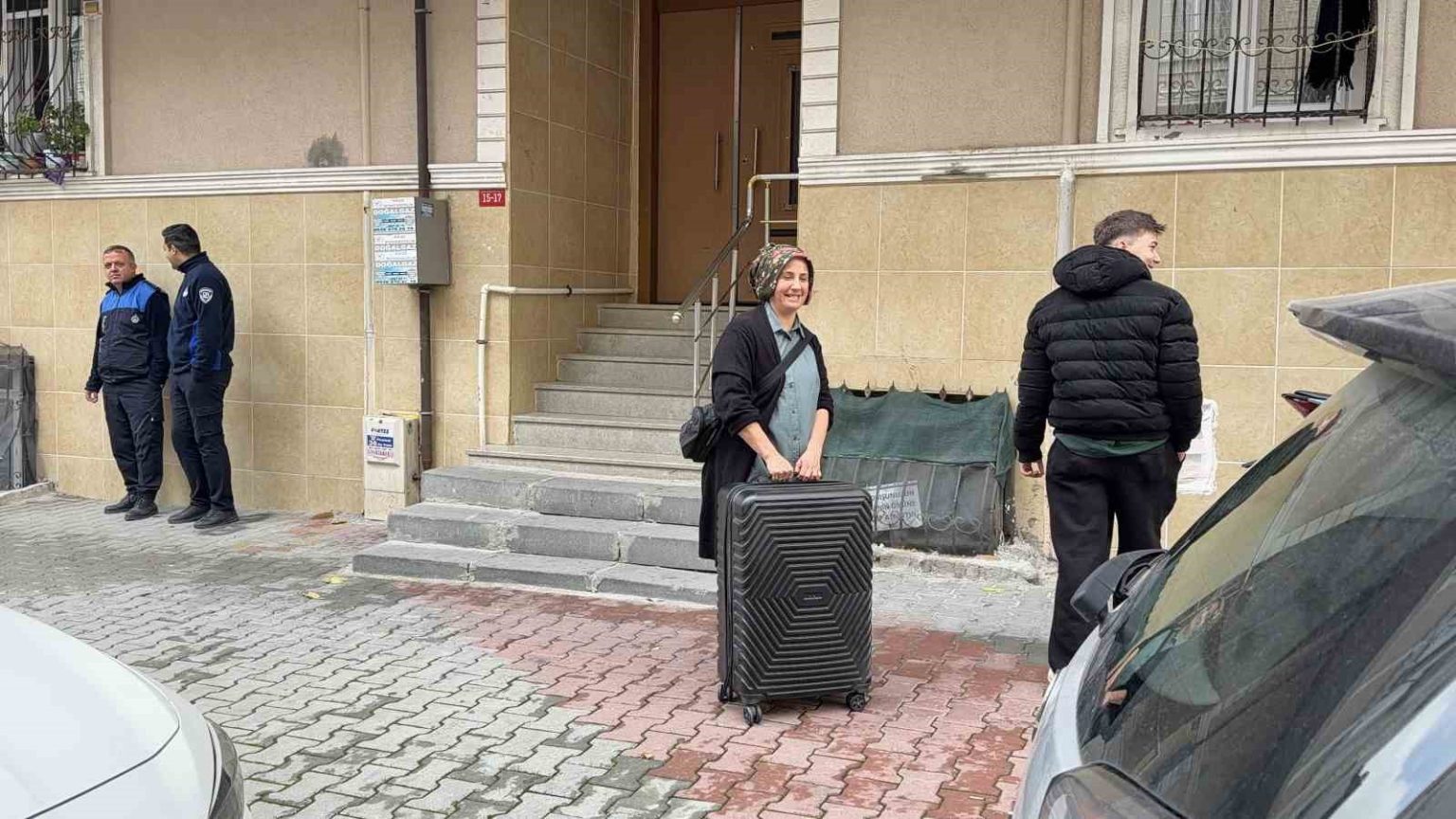 arnavutkoyde-istinat-duvari-coken-binalarda-tahliye-islemi-basladi