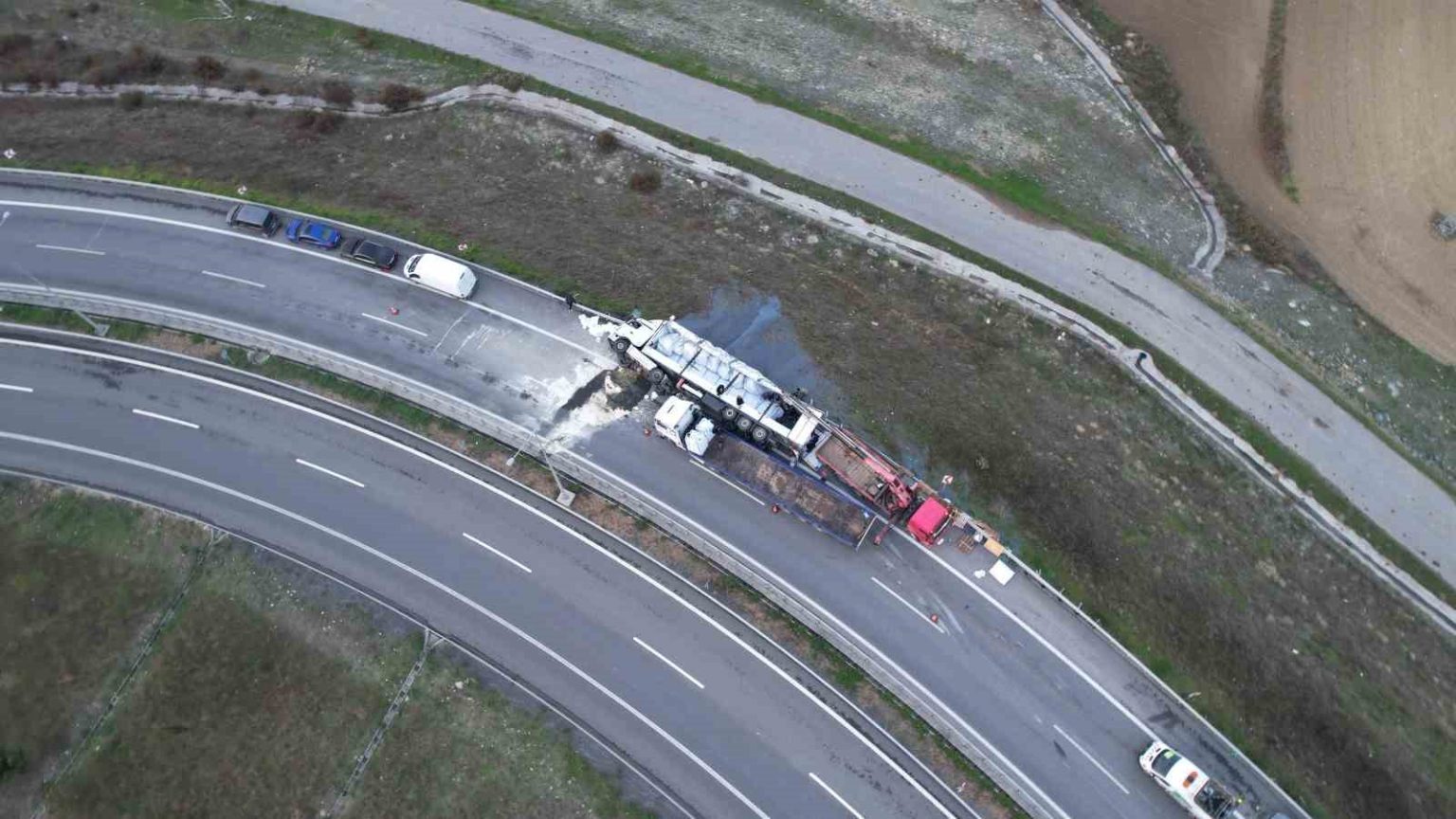 arnavutkoyde-tir-viraji-alamayip-devrildi-1-agir-yarali