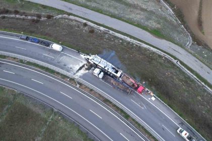 arnavutkoyde-tir-viraji-alamayip-devrildi-1-agir-yarali