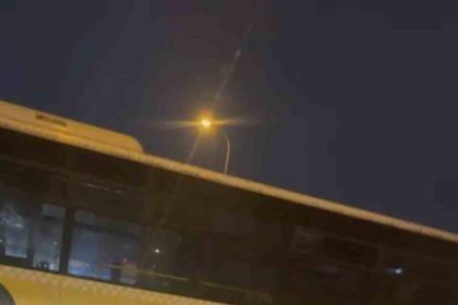 atasehirde-donus-yapmak-isteyen-otobus-yolda-sikisti