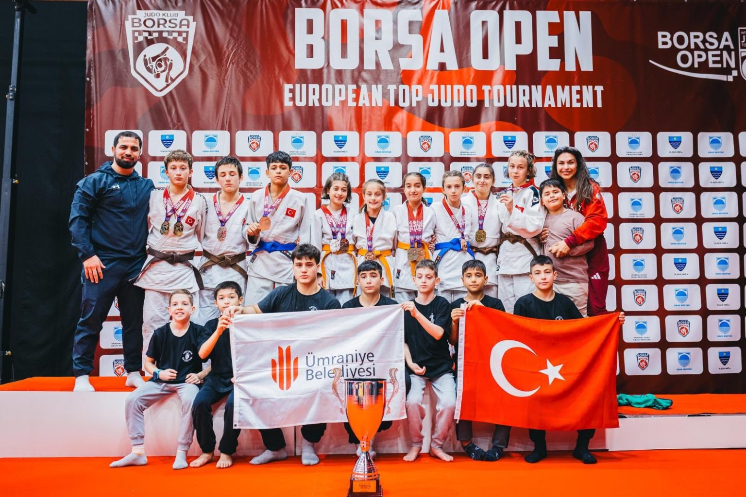 avrupada-zirveye-adim-umraniye-judoda-kupayi-kaldirdi
