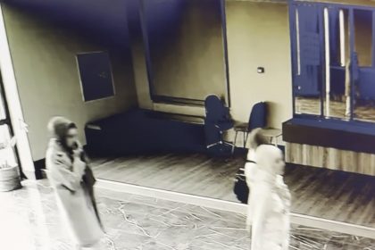 bagcilarda-3-supheli-girdikleri-siteden-yaklasik-750-bin-lira-degerinde-altin-ve-mucevheri-alarak-kacti