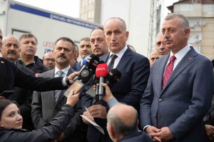 bakan-yardimcisi-bulut-bu-binanin-zarar-gormesinde-zemin-onemli-bir-etken-olmus