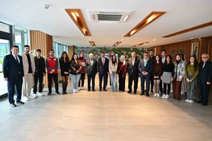 baskan-yilmaz-genclerle-bulustu