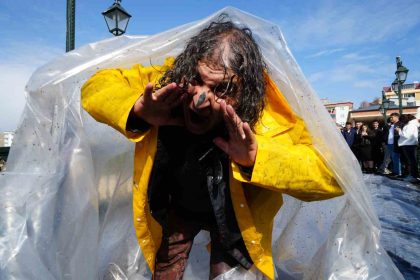 bayburtta-alisilmisin-disinda-bir-performans-naylona-sarilip-coruhun-serin-suyuyla-arindi