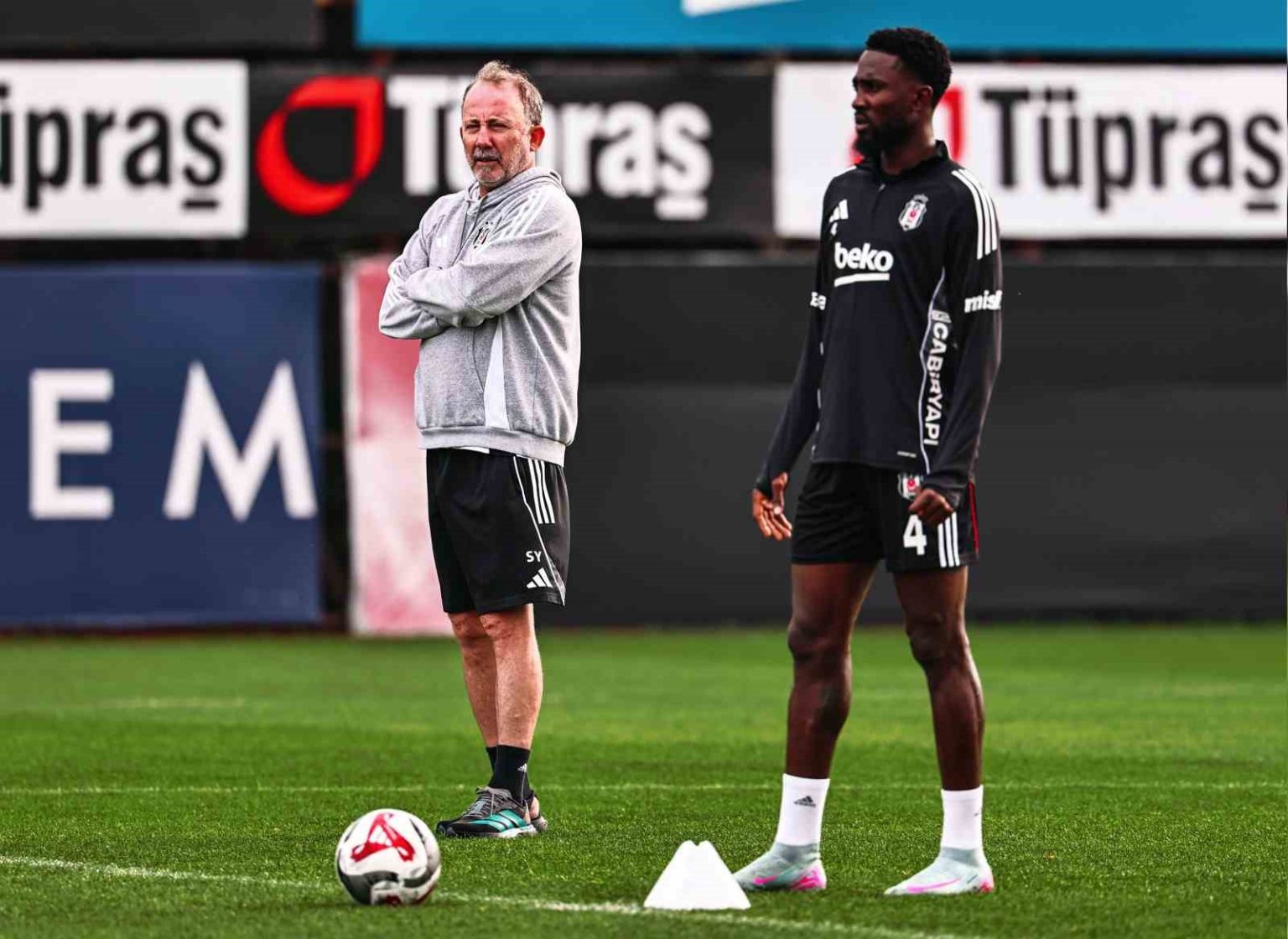 besiktas-3-futbolcusundan-eksik-calisti