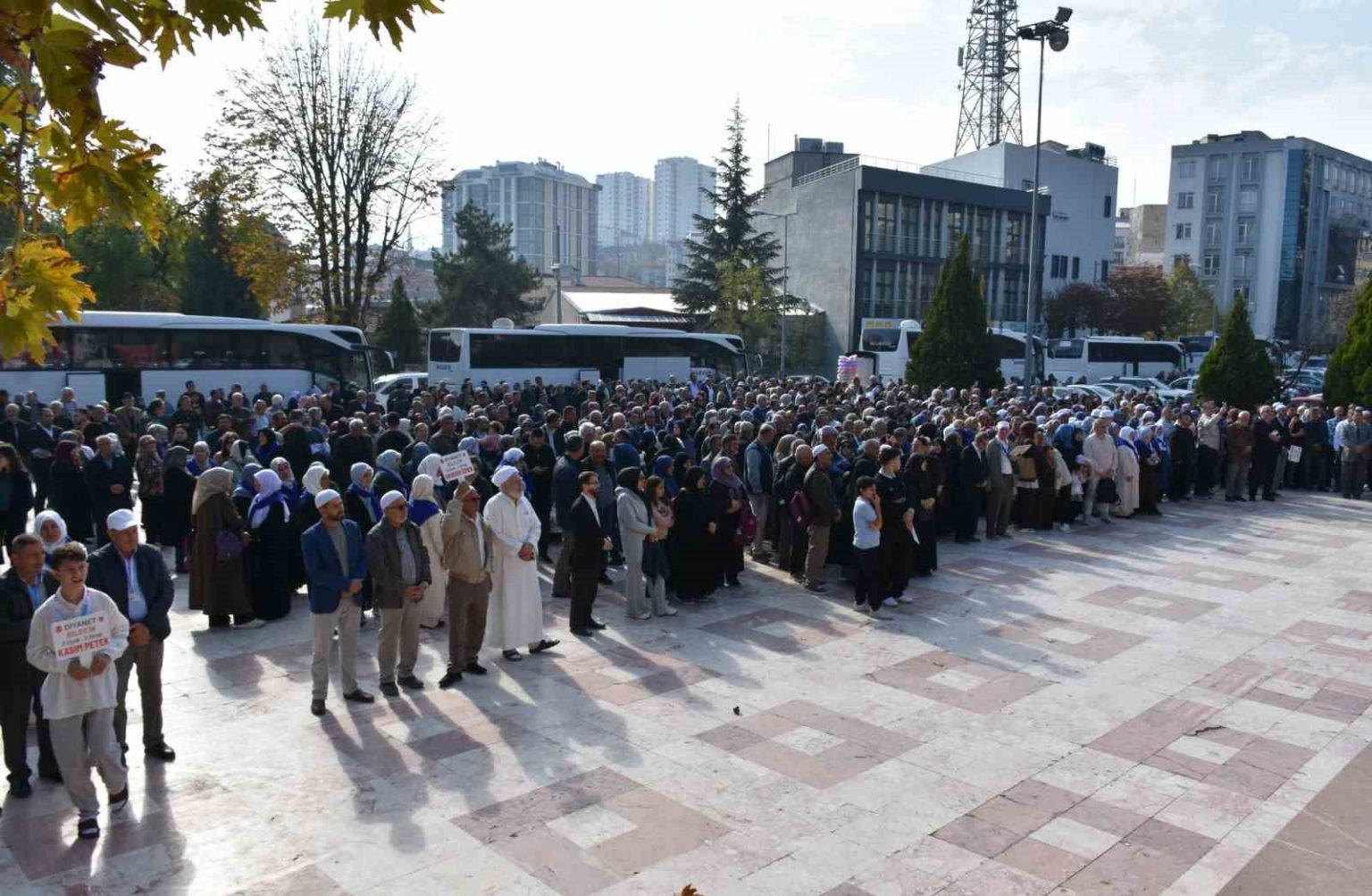 bilecikten-305-umreci-dualarla-kutsal-topraklara-ugurlandi