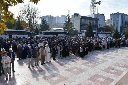 bilecikten-305-umreci-dualarla-kutsal-topraklara-ugurlandi