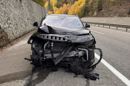 boluda-istinat-duvarina-carpan-arac-agir-hasar-aldi