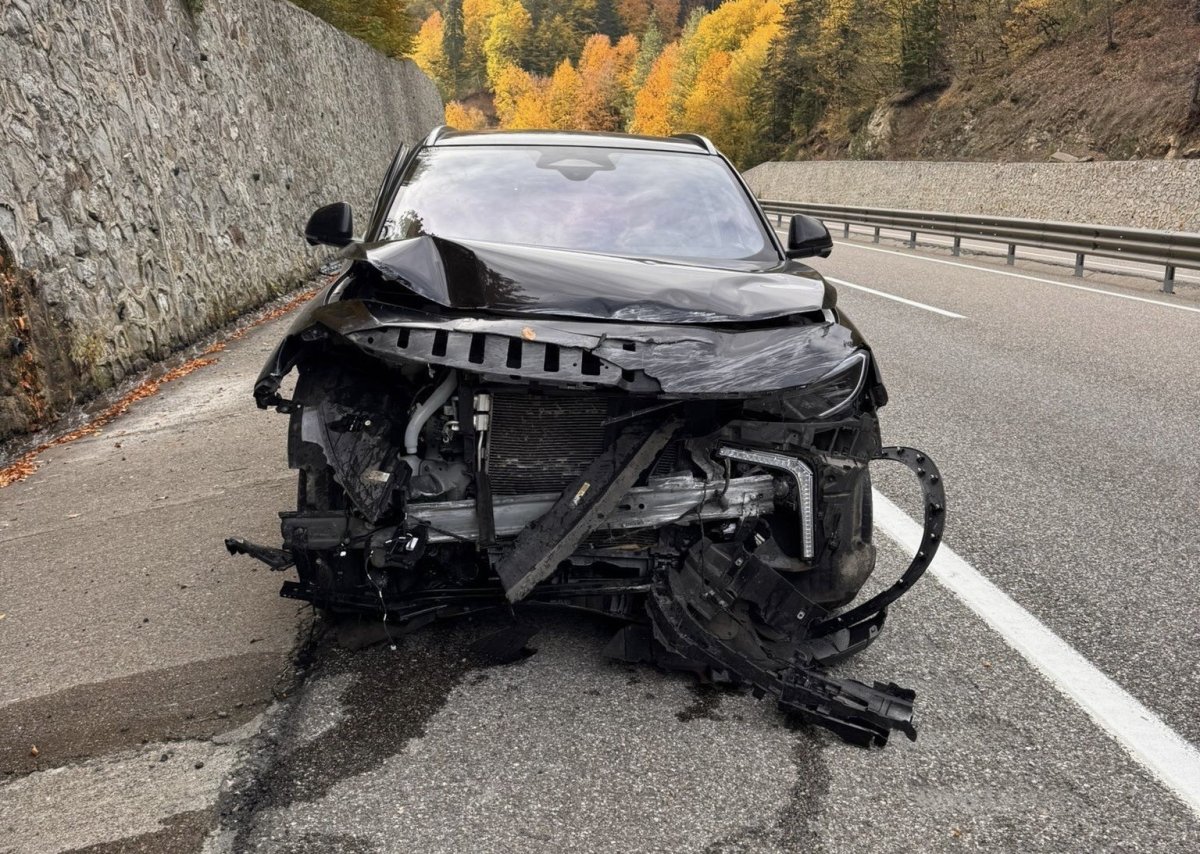 boluda-istinat-duvarina-carpan-arac-agir-hasar-aldi