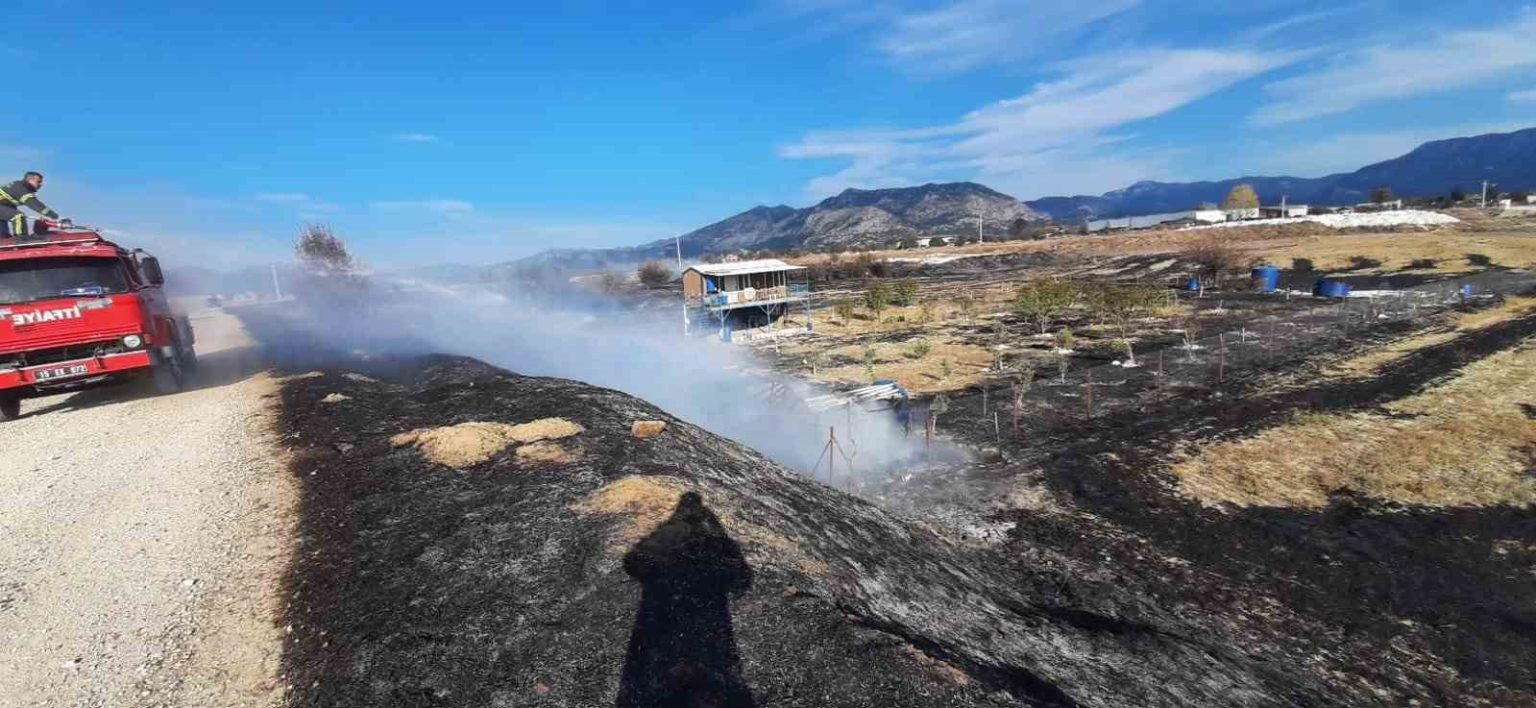 bucakta-arazi-yangini-itfaiye-ekiplerince-sonduruldu