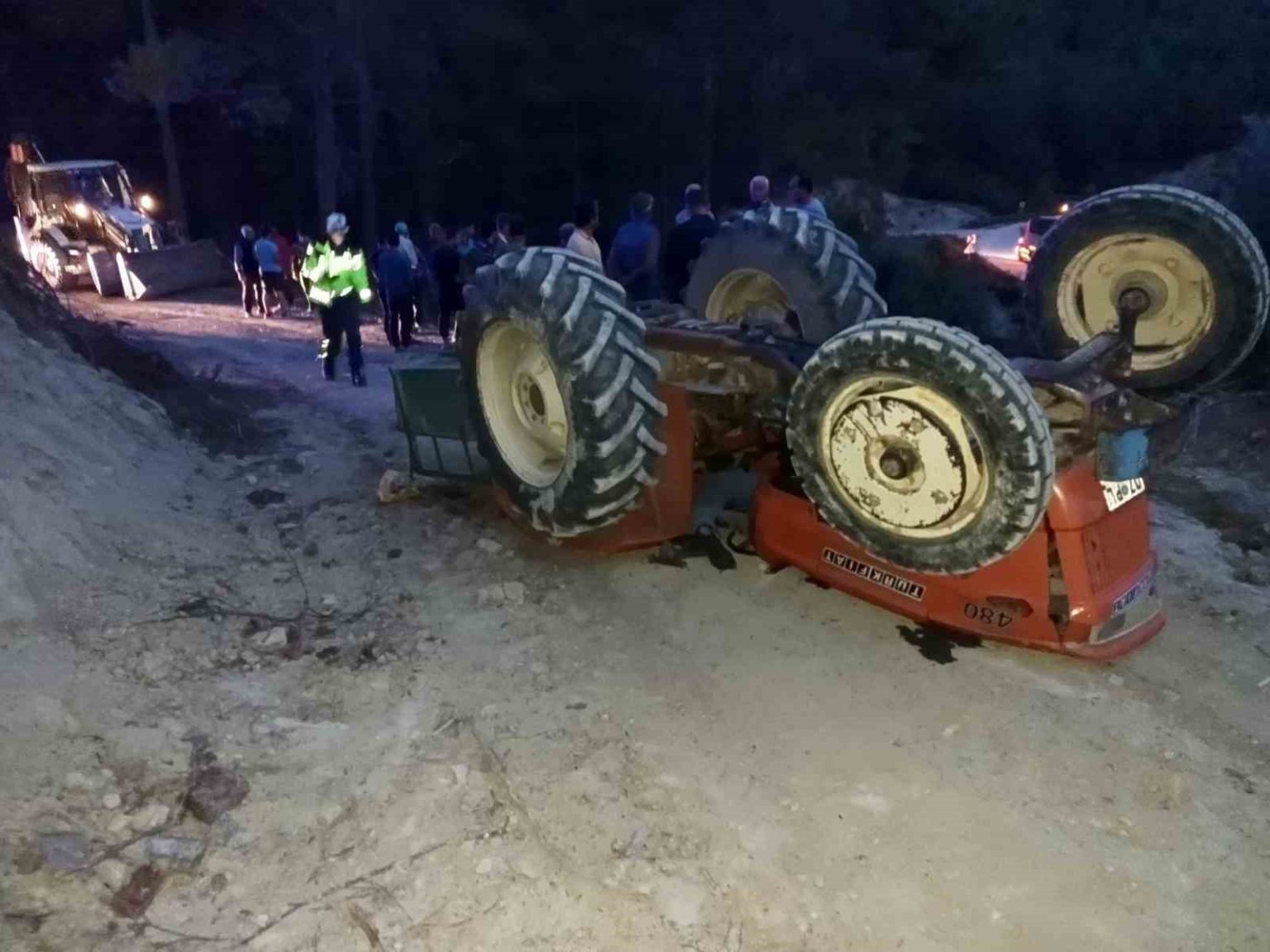 burdurda-traktor-devrildi-1-olu-1-yarali