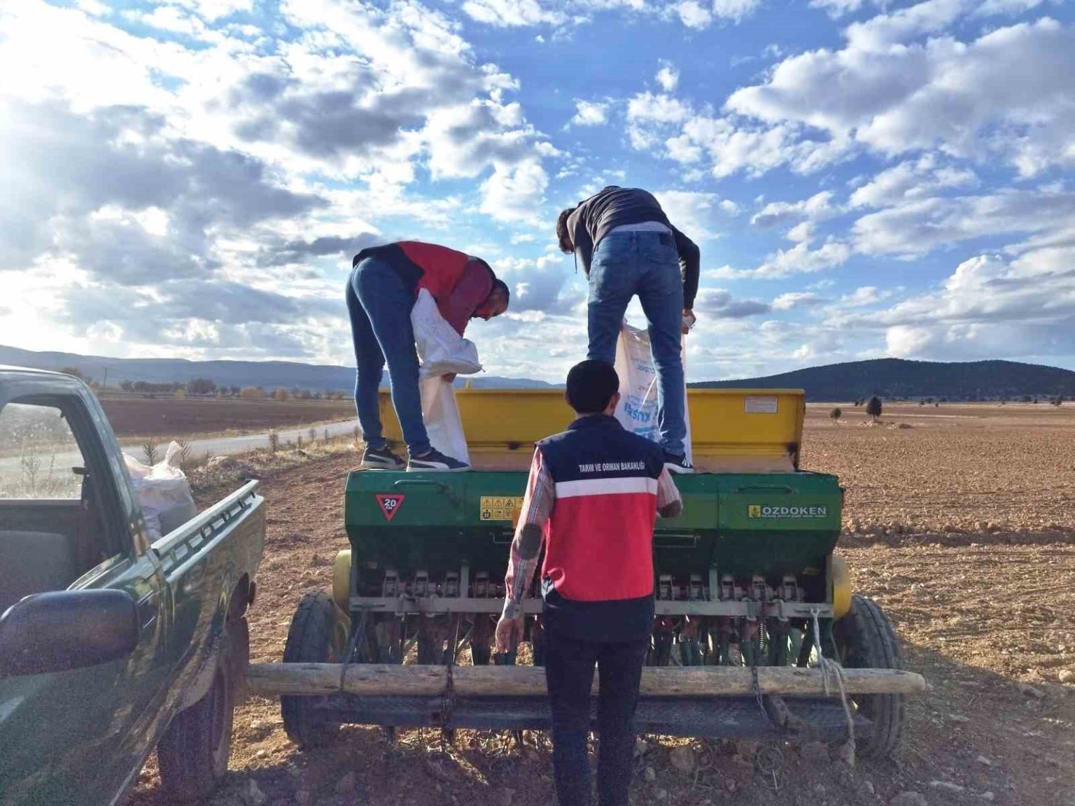 cavdarhisarda-bugday-ve-tritikale-tohumlarinin-ekimi-yapildi