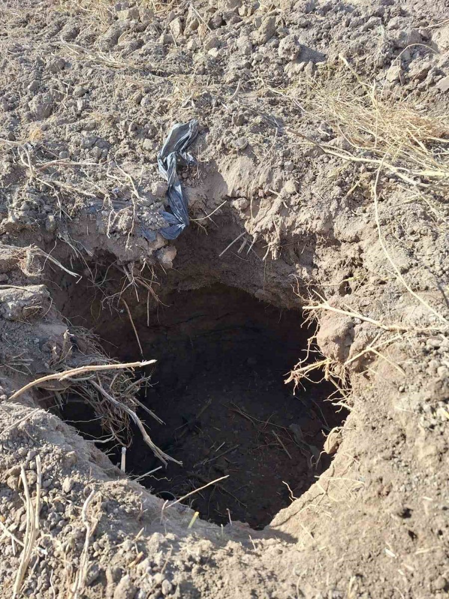 civrilde-tarlada-olusan-obruk-korkuttu