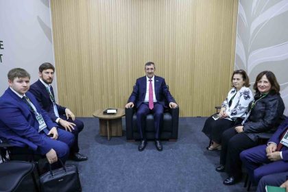 cumhurbaskani-yardimcisi-yilmaz-suriye-devlet-baskani-es-sara-ile-bir-araya-geldi