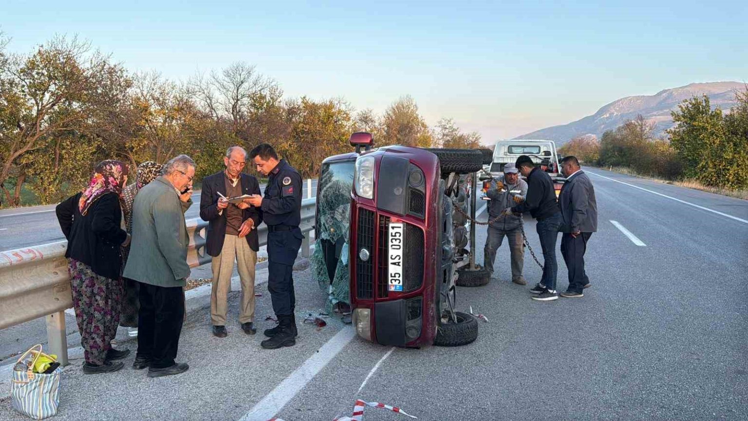 devrilen-ticari-aracta-4-kisi-kazayi-yara-almadan-atlatti