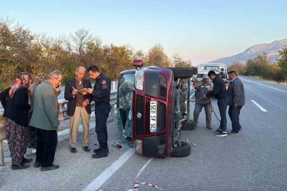 devrilen-ticari-aracta-4-kisi-kazayi-yara-almadan-atlatti