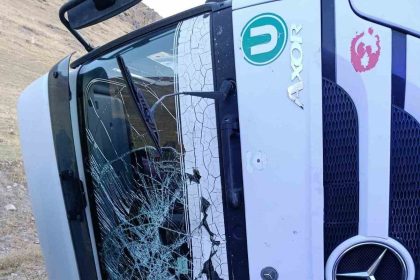 devrilen-tirin-surucusu-yaralandi