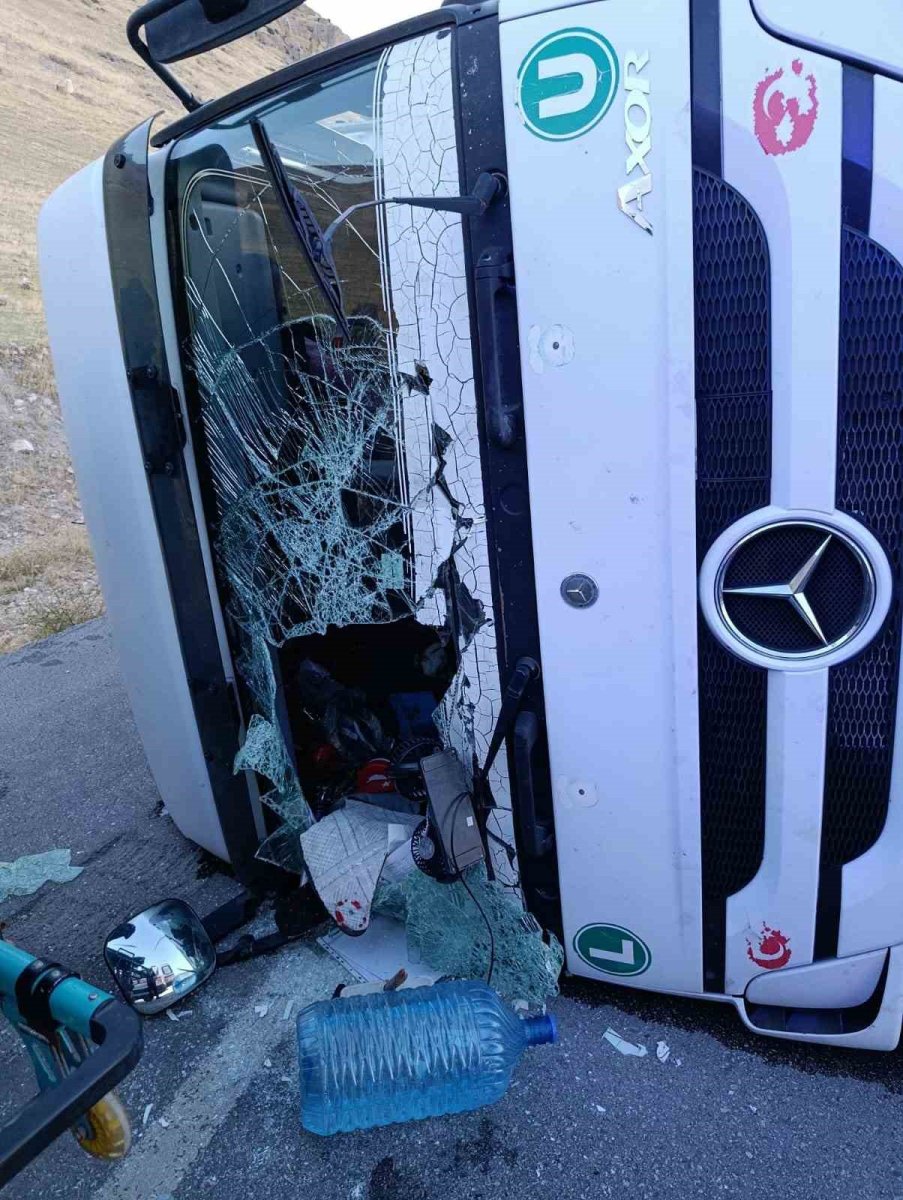 devrilen-tirin-surucusu-yaralandi