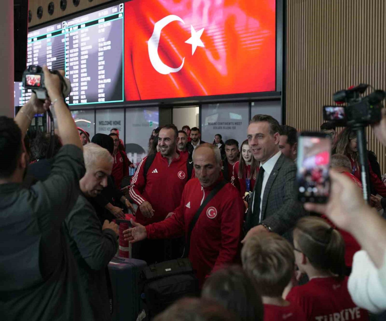dunya-sampiyonu-taekwondo-milli-takimi-turkiyeye-dondu