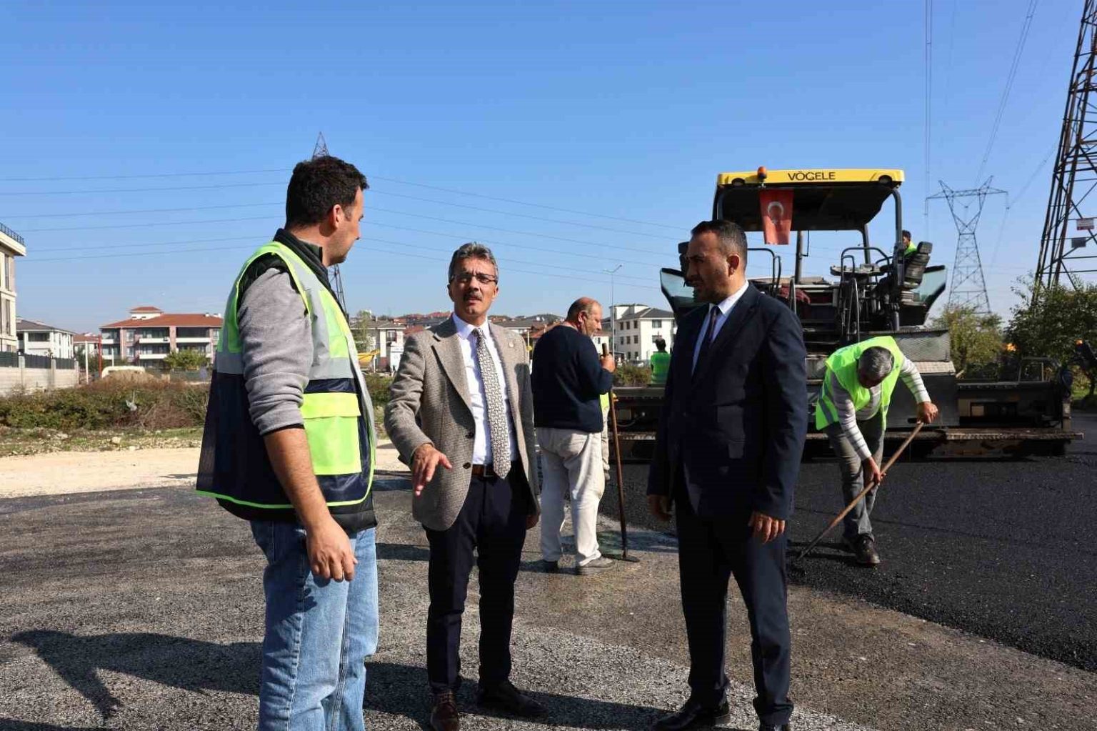 erenlerde-asfalt-mesaisi-tum-hiziyla-suruyor