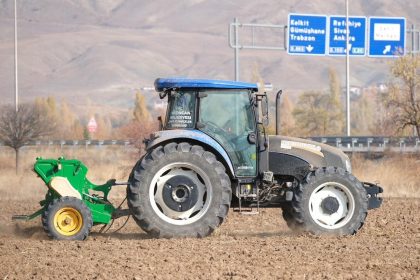 erzincan-belediyesi-uygulama-tarlalarinda-hububat-ekimi-yapti