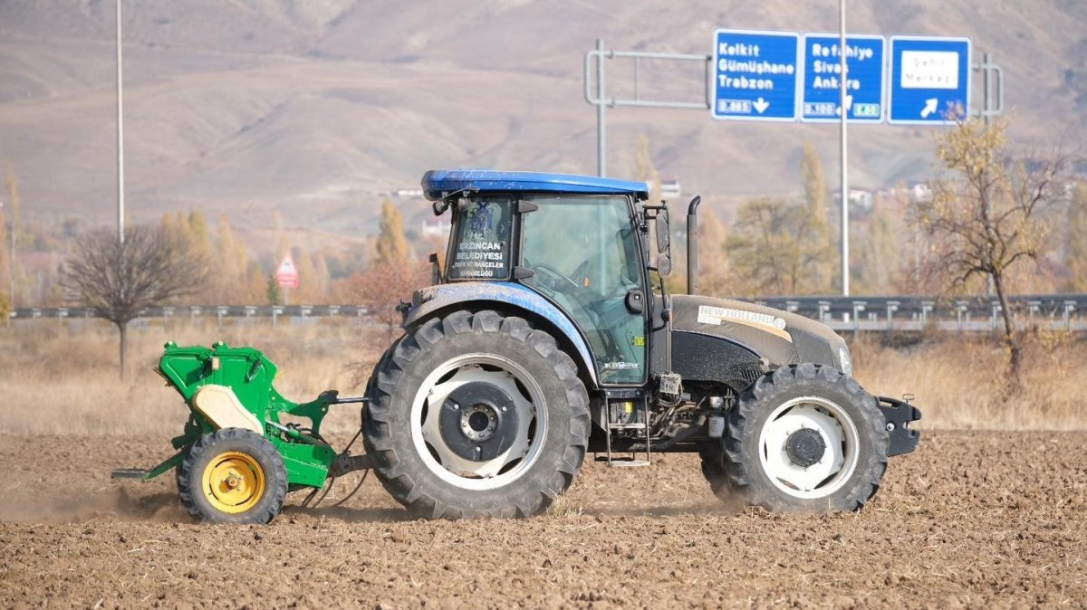 erzincan-belediyesi-uygulama-tarlalarinda-hububat-ekimi-yapti