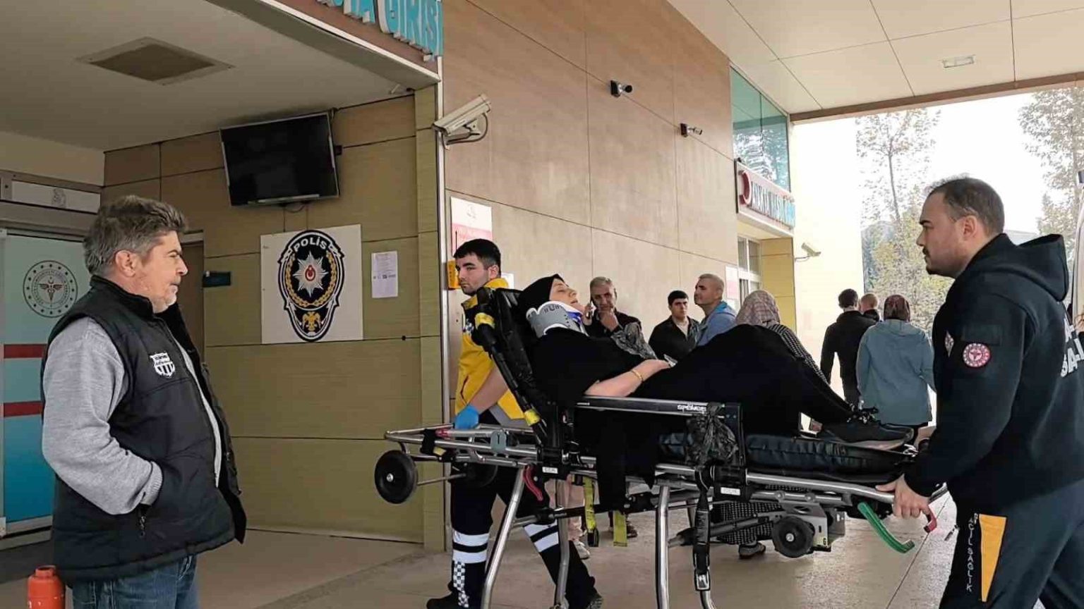 esine-otomobil-kullanmayi-ogretirken-sarampole-uctular