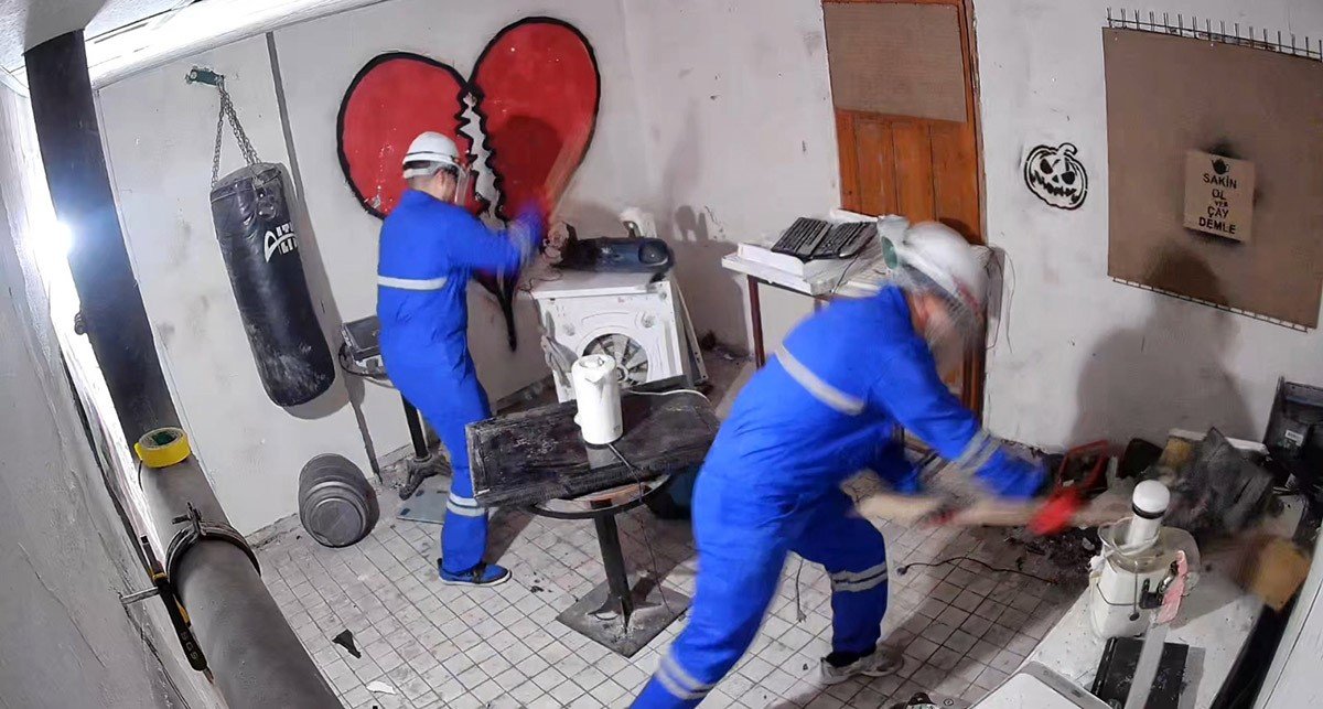 eskisehirde-acilan-stres-evine-girenler-esyalari-kirip-rahatliyor