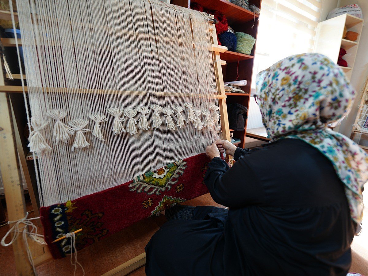 hem-geleneksel-sanatlari-yasatiyorlar-hem-de-aile-butcelerine-katki-sagliyorlar