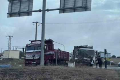 isikli-kavsakta-2-kamyon-carpisti-suruculer-yaralandi