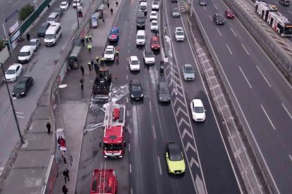 istanbulda-alevlere-teslim-olan-is-makinesi-kul-oldu-trafikte-olusan-yogunluk-dronla-goruntulendi