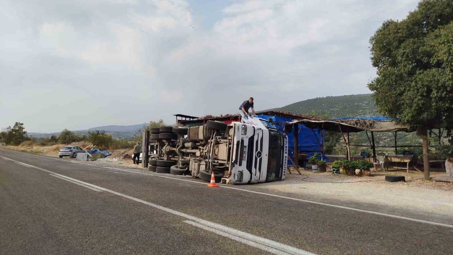 kamyon-devrildi-surucu-yara-almadan-kurtuldu