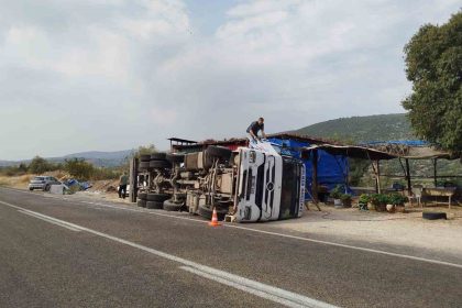 kamyon-devrildi-surucu-yara-almadan-kurtuldu