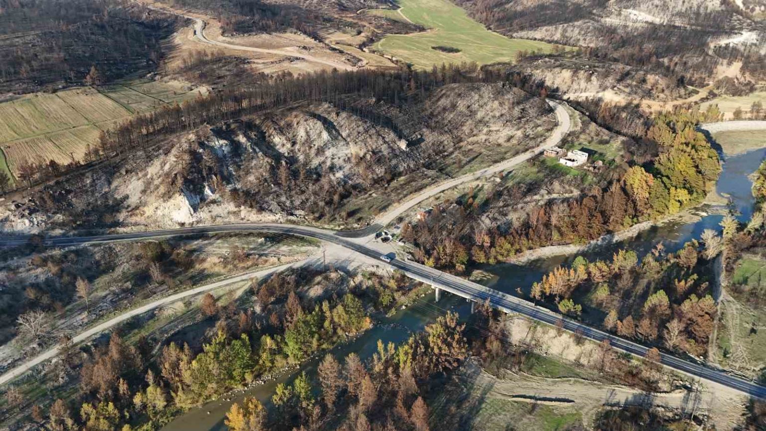 karabukte-yanan-agaclarla-sonbahar-renkleri-ayni-kadrajda-goruntulendi