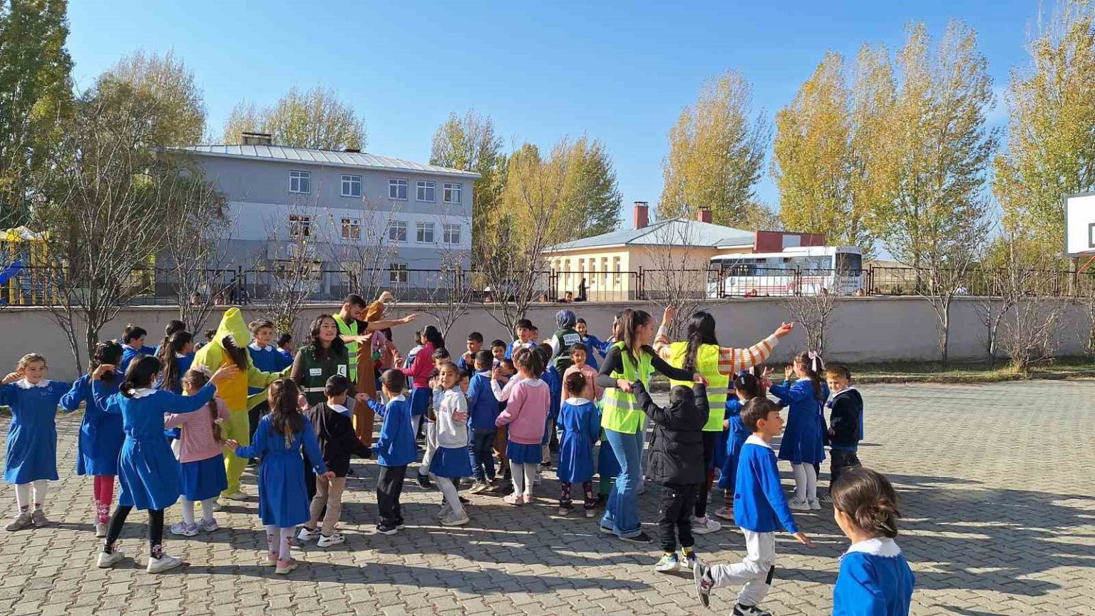 kars-yesilay-minik-yureklere-dokundu