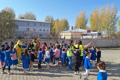 kars-yesilay-minik-yureklere-dokundu