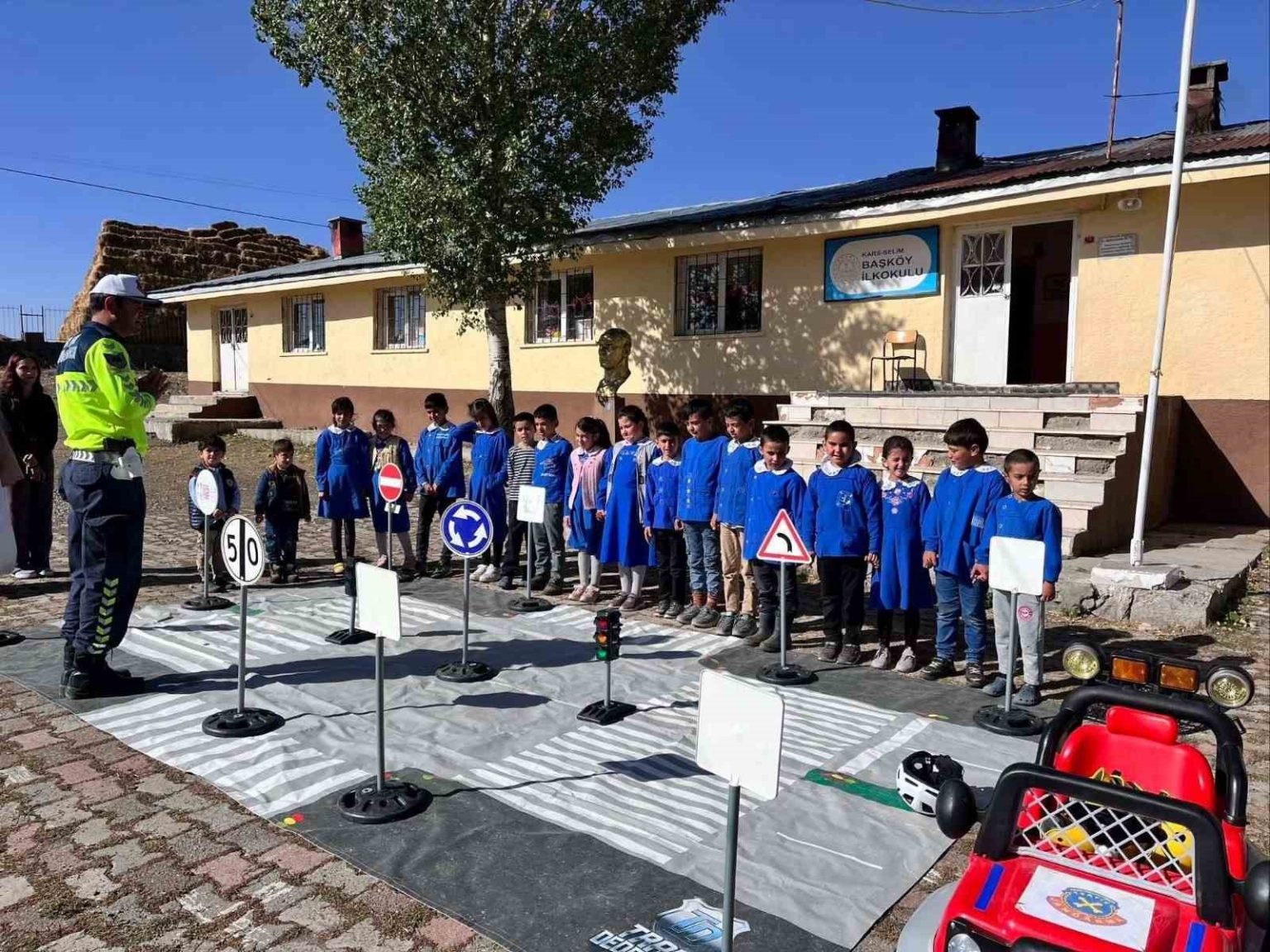 karsa-jandarmadan-ogrencilere-yonelik-trafik-egitimi